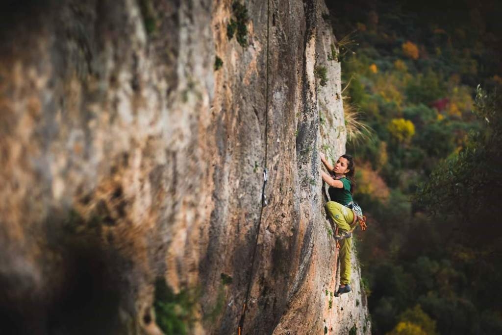 La fluidità nell'arrampicata e nello yoga: ne parliamo con Debora Scarpata