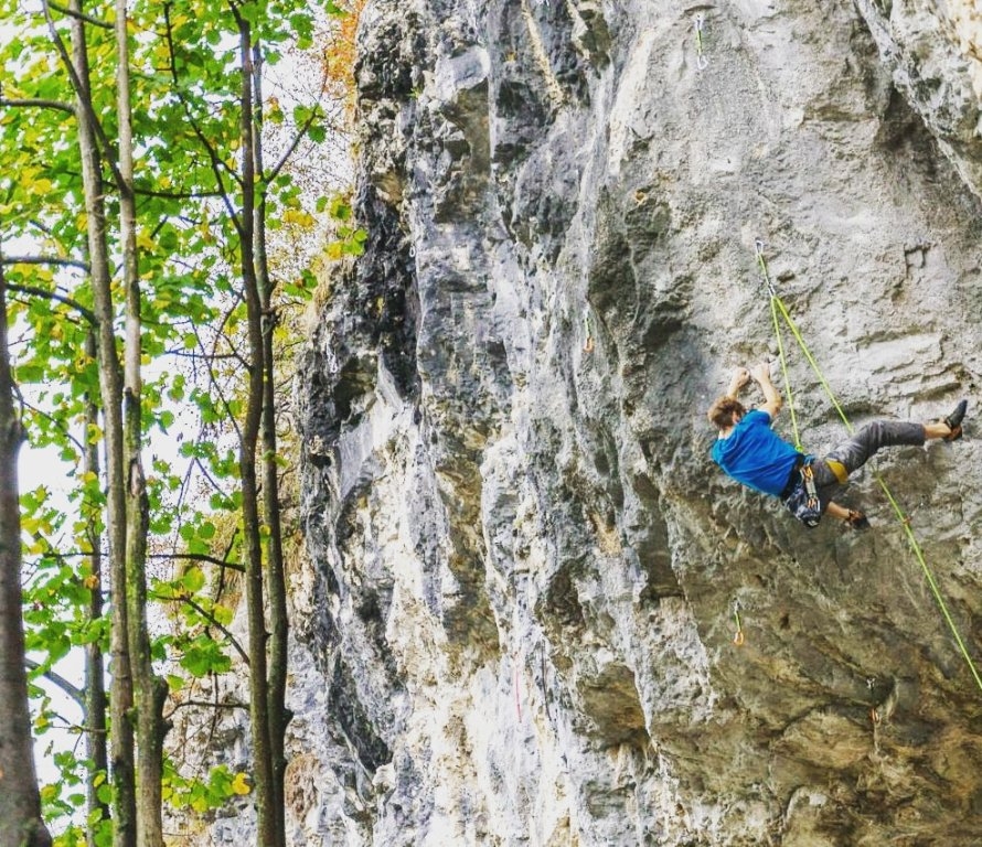 Il recupero mentre si sta arrampicando una via in falesia