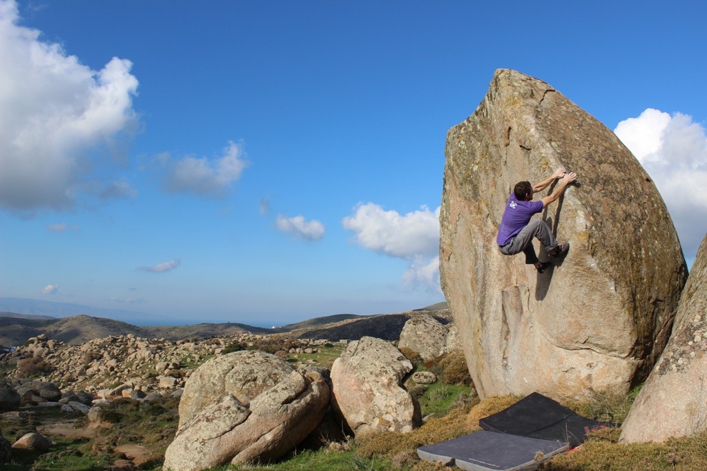 Fare boulder a Tinos - Oliunìd is bloc