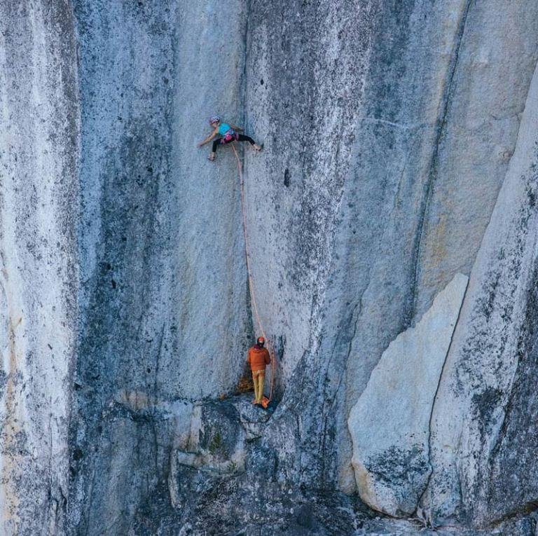 Come dare corda correttamente quando si arrampica in falesia