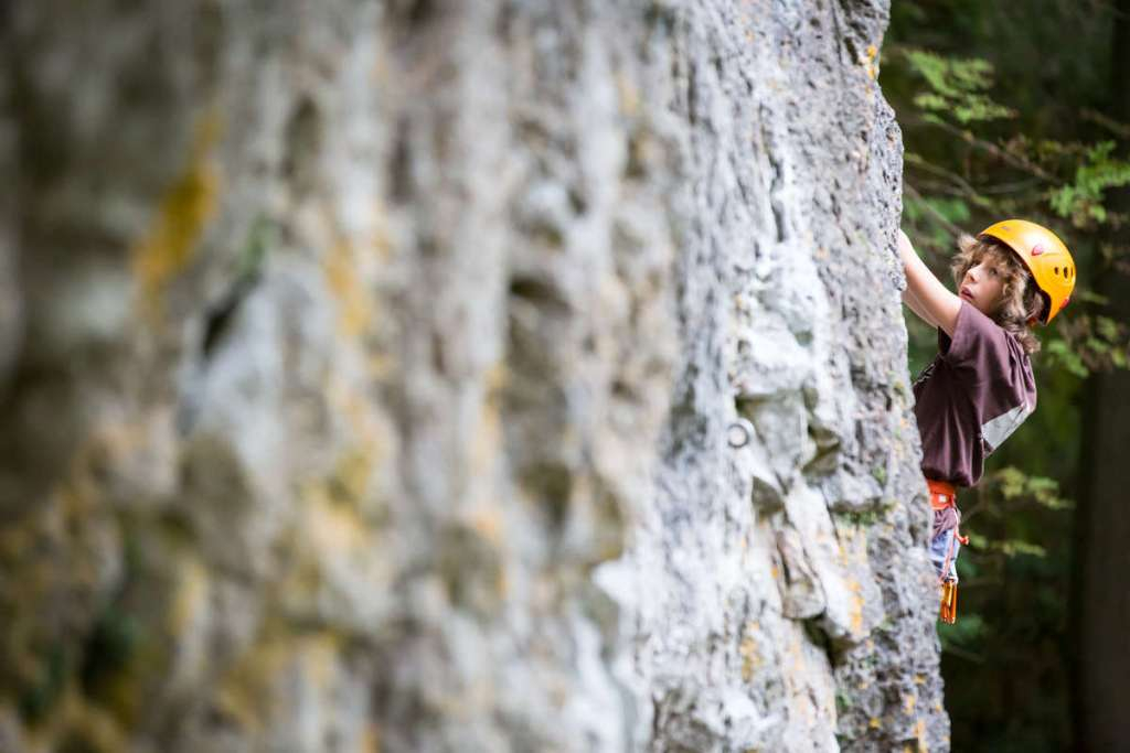 Come scegliere il caschetto da arrampicata per bambini