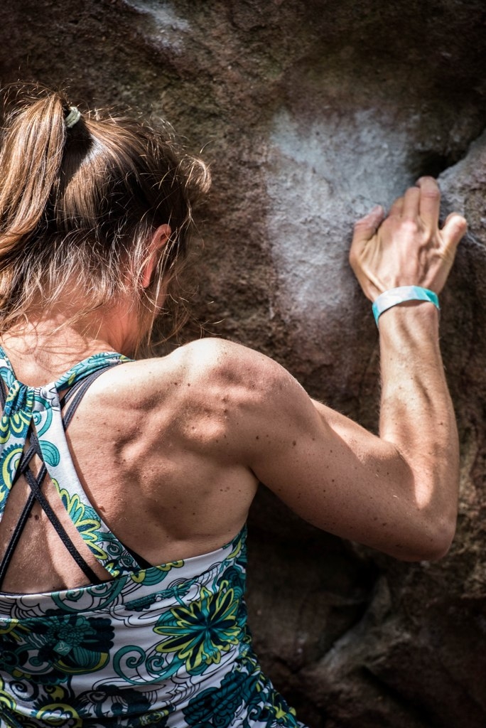 Raduni boulder per arrampicatrici: ne parliamo con Caroline Ciavaldini