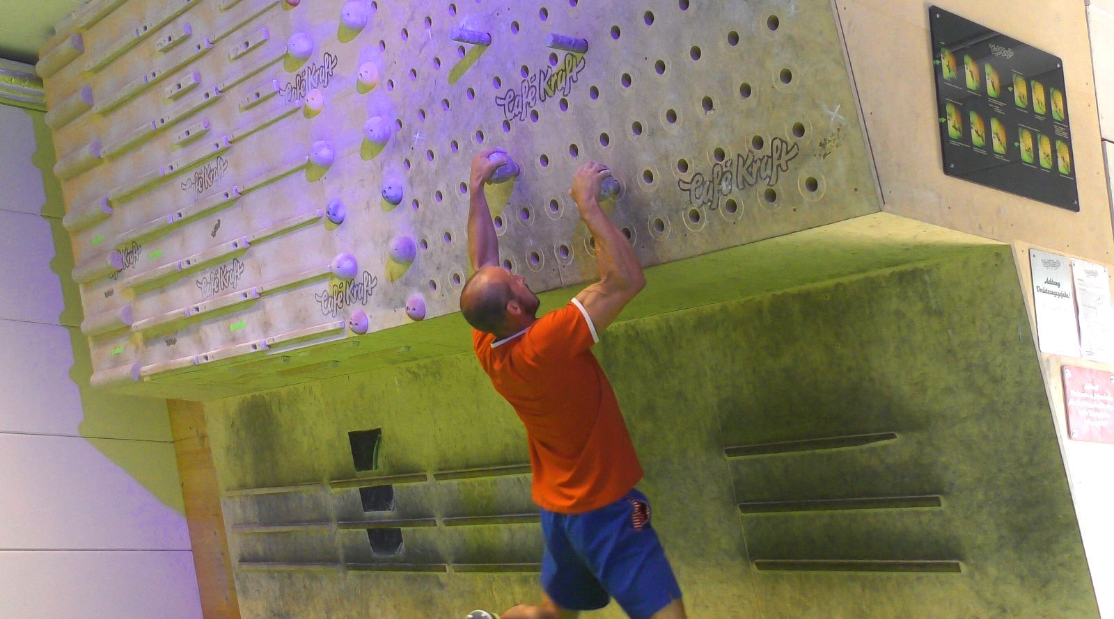 Allenarsi per arrampicare con il peg board - Oliunìd is training