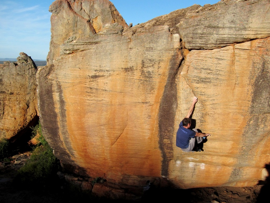 La tecnica di arrampicata del piede-mano in strapiombo